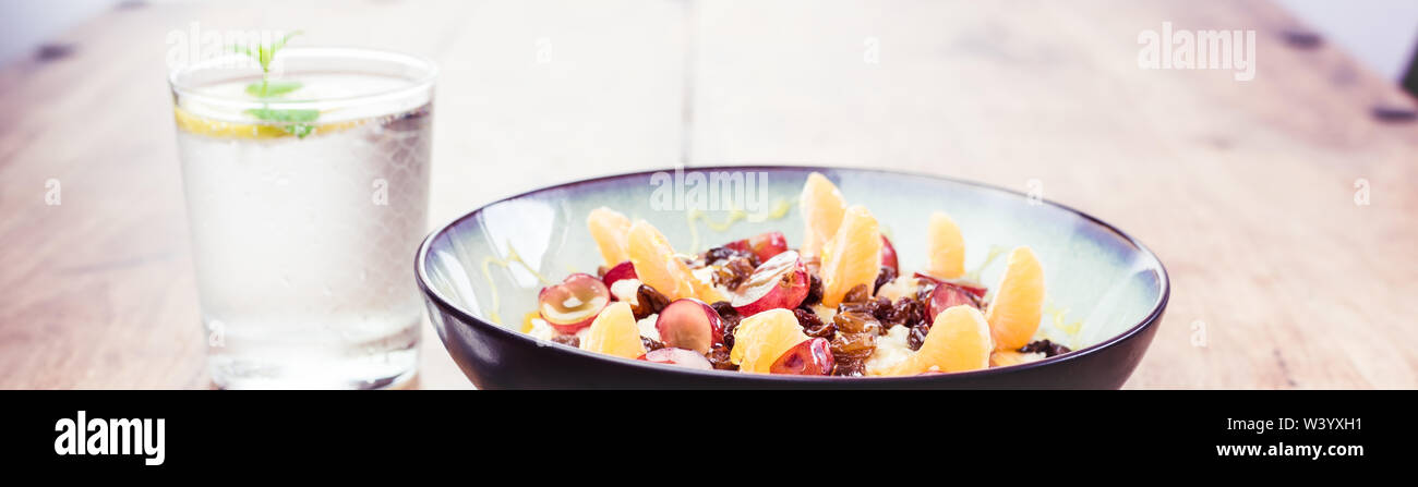 La mia dieta - modi sani di perdere peso - il cibo gustoso (farina di avena con frutta) e abbondanza di acqua Foto Stock