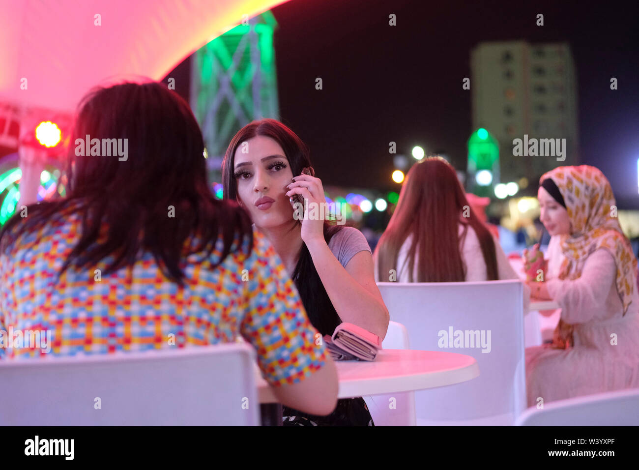Giovani donne cecene seduto in un bar nel centro di Grozny capitale della Cecenia ufficialmente la Repubblica cecena nel Nord Caucaso Distretto federale della Russia. Foto Stock