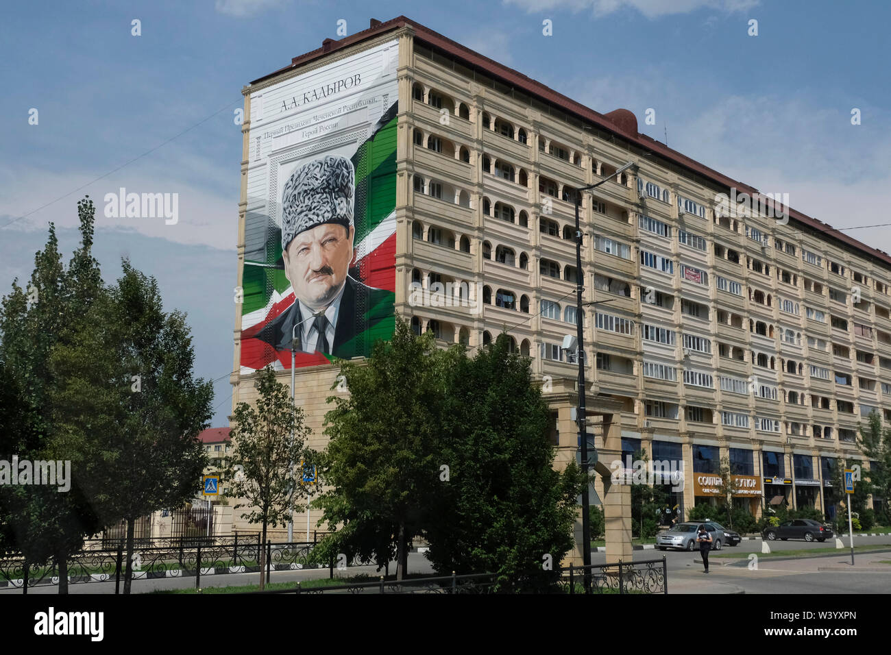 Poster grande portante l'immagine di Akhmad Kadyrov ex capo della Repubblica cecena collocato sul lato di un edificio a Grozny la capitale della Cecenia nel Nord Caucaso Distretto federale della Russia. Foto Stock