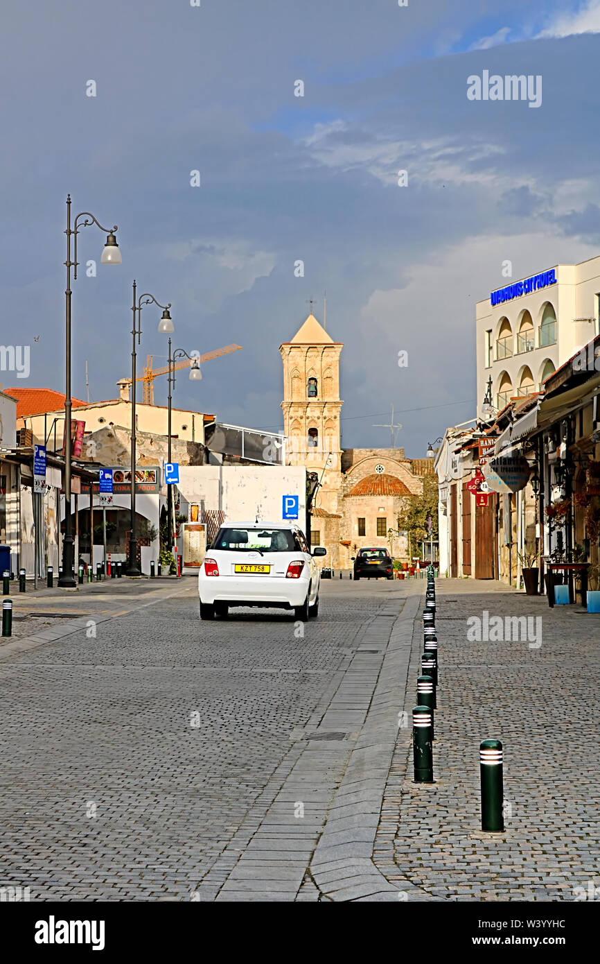 LARNACA, Cipro - 03 Marzo 2019: Pavlou Valsamaki street, una strada turistica che conduce alla chiesa di San Lazzaro Foto Stock