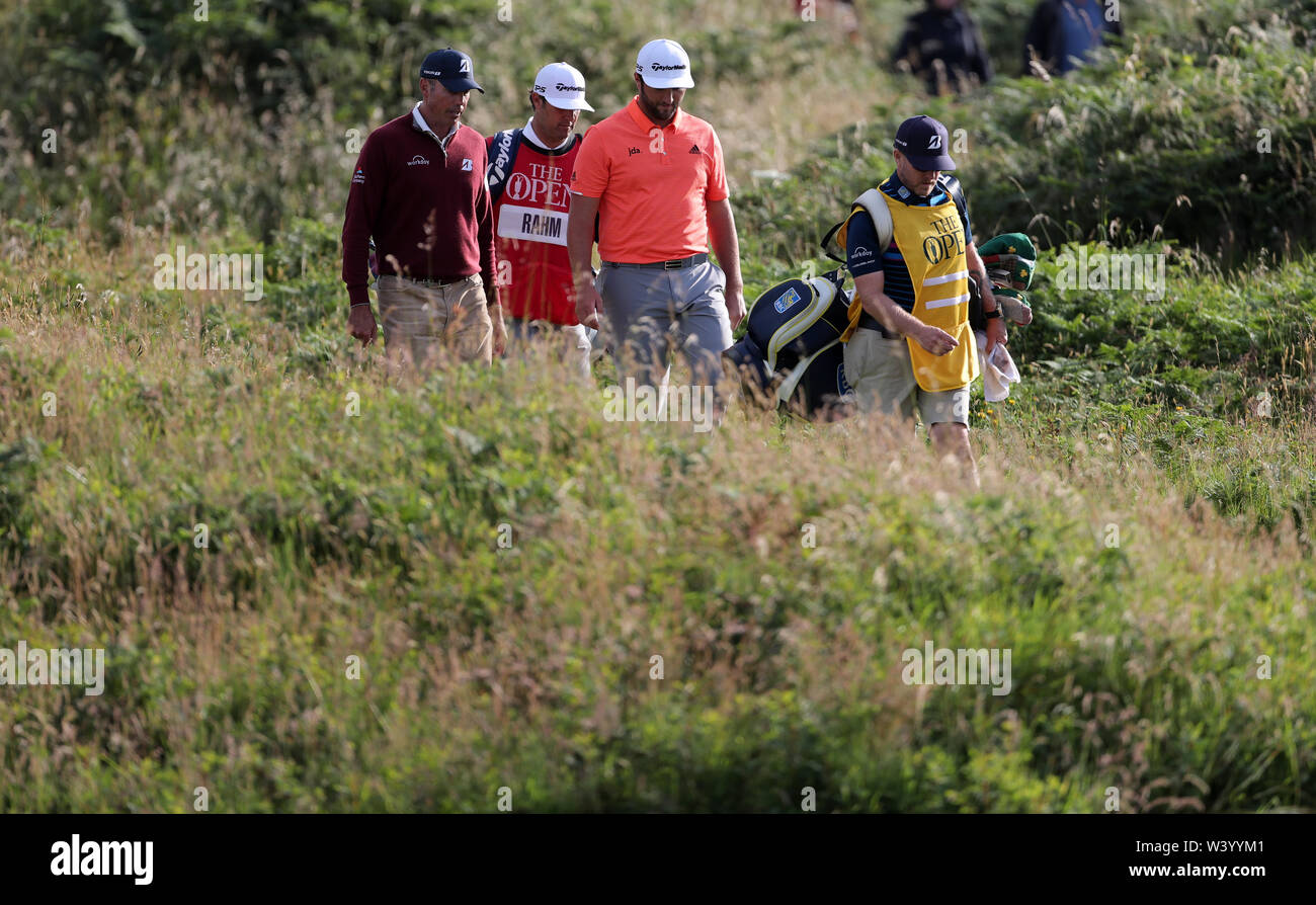 Spagna Jon Rahm passeggiate tra fori durante il primo giorno del Campionato Open 2019 presso il Royal Portrush Golf Club. Foto Stock