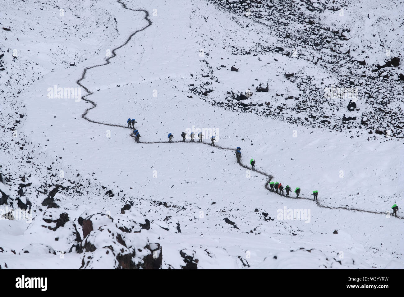 I soldati del servizio di confine del FSB del Servizio di Sicurezza Federale della Federazione Russa climbing mount Elbrus la montagna più alta in Europa si trova vicino al confine georgiano in Kabardino-Balkaria e Karachay-Cherkessia nel Nord Caucaso Distretto federale della Russia Foto Stock