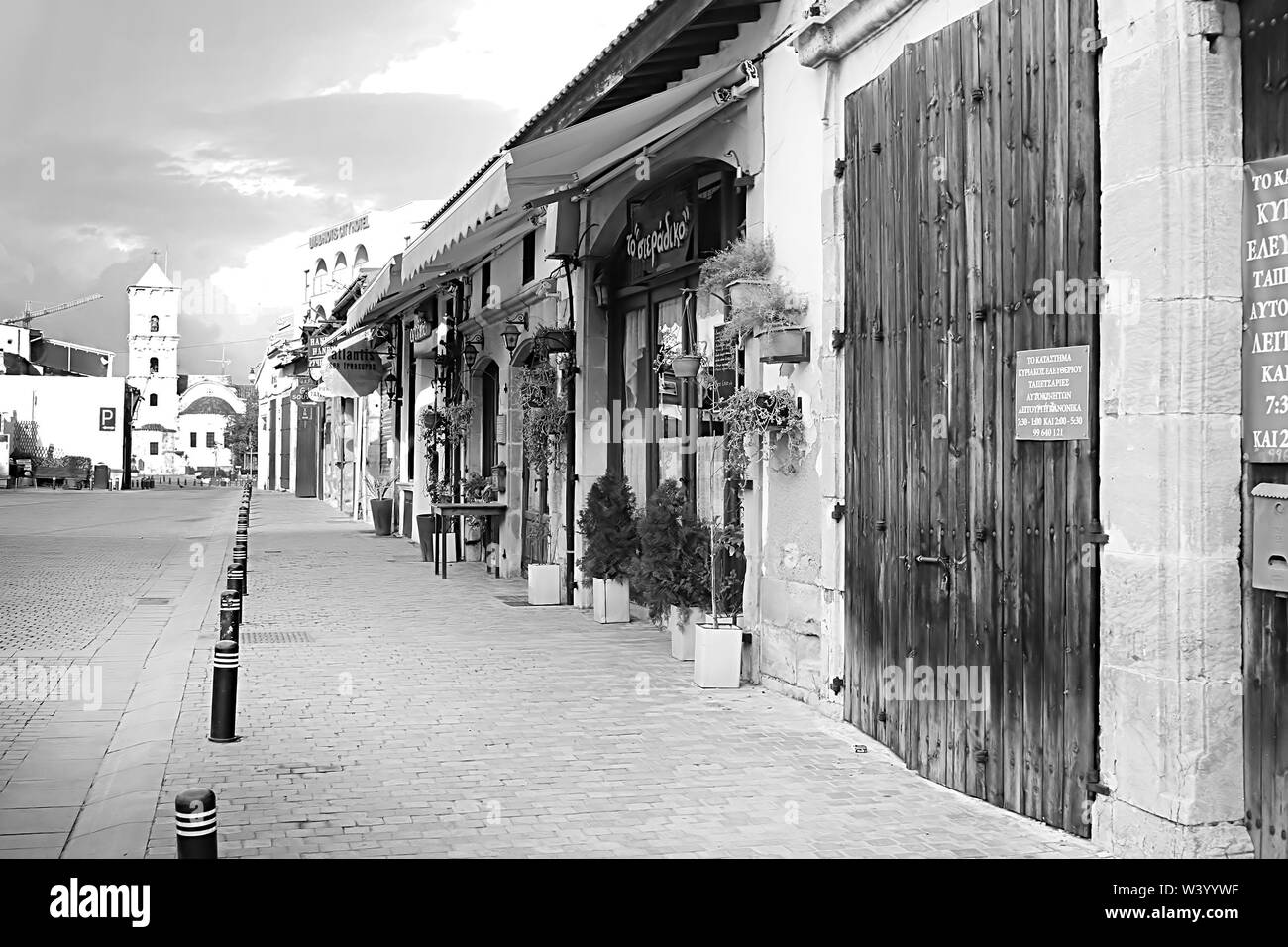 LARNACA, Cipro - 03 Marzo 2019: Negozi su Pavlou Valsamaki street, una strada turistica che conduce alla chiesa di San Lazzaro Foto Stock