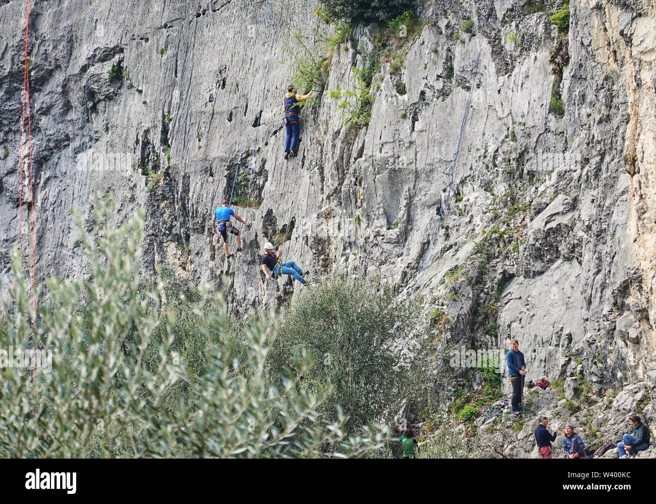 Free climber nella parete di roccia di Arco a Lago di Garda, il Lago di Garda in Torbole - Nago, Riva, Trentino , Italia al 16 aprile 2019. © Peter Schatz / Alamy Foto Stock
