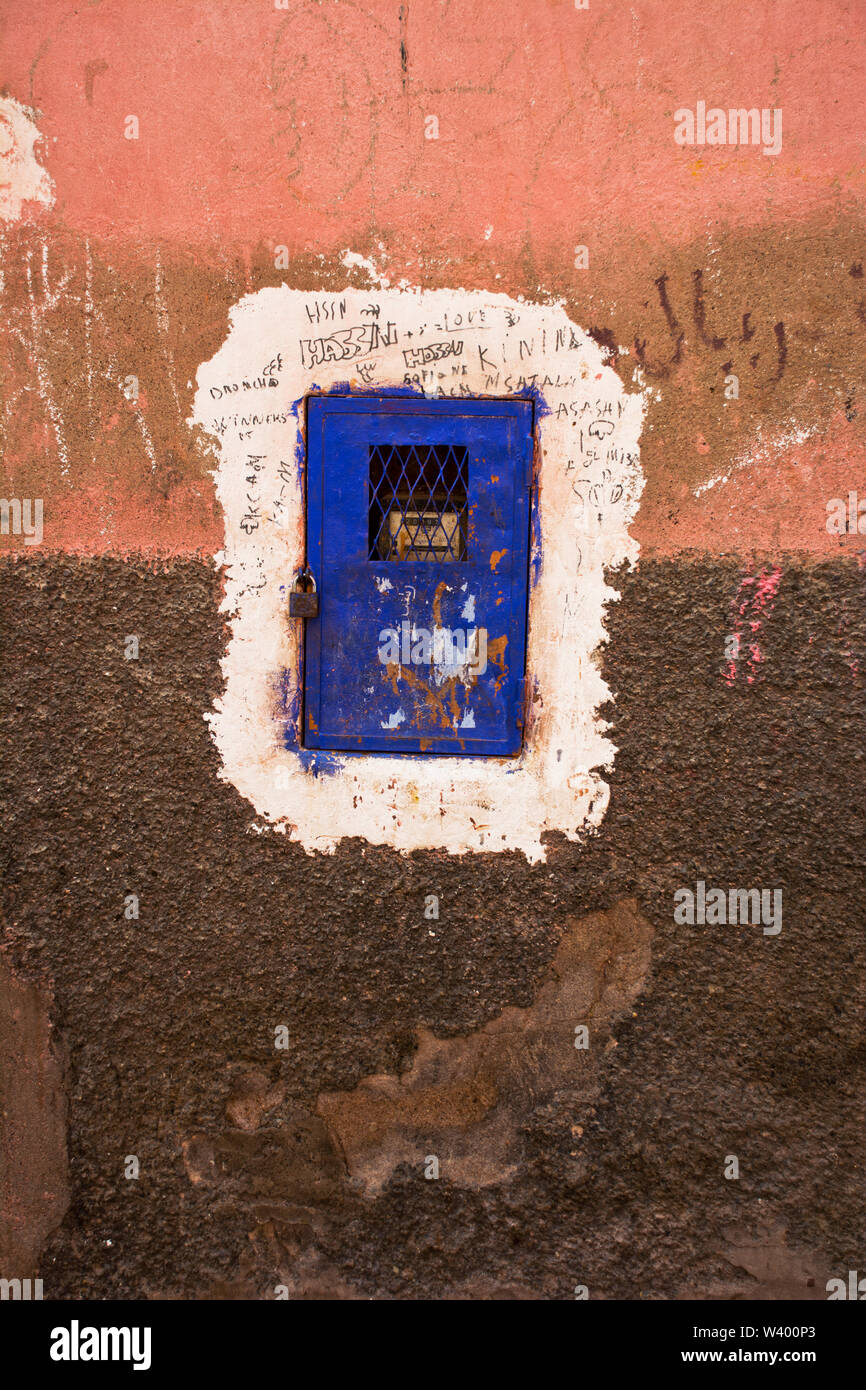 Porte e pareti stagne nelle strade di Marrakech e medina in Marocco Nord Africa Foto Stock