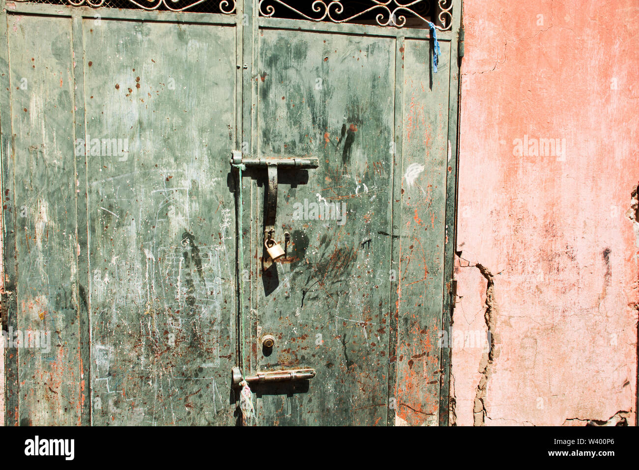 Porte e pareti stagne nelle strade di Marrakech e medina in Marocco Nord Africa Foto Stock