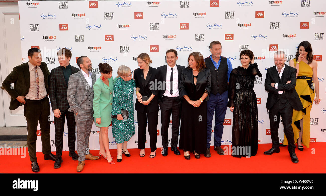 Daryl McCormack, Harry Kirton, Packy Lee, Charlene McKenna, Sophie Rundle, Finn Cole, Caryn Mandabach, Steven Knight, Anthony Byrne e Natasha O'Keefe frequentando il Peaky Blinders Serie Cinque Premiere Mondiale tenutasi a Birmingham Town Hall. Foto Stock