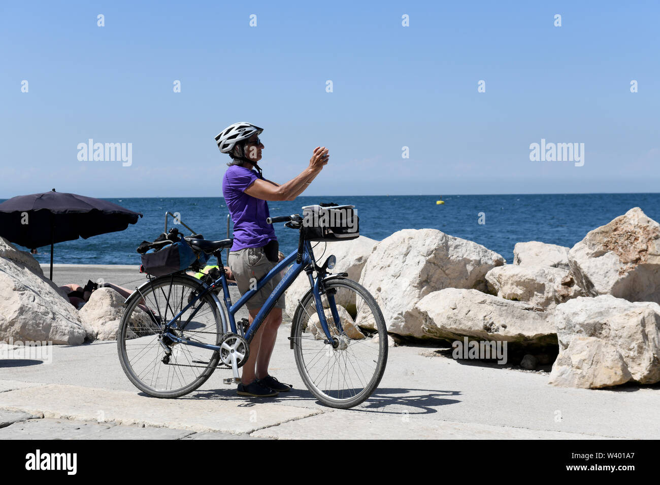 Donna femmina sulle vacanze in bicicletta in Slovenia Foto Stock
