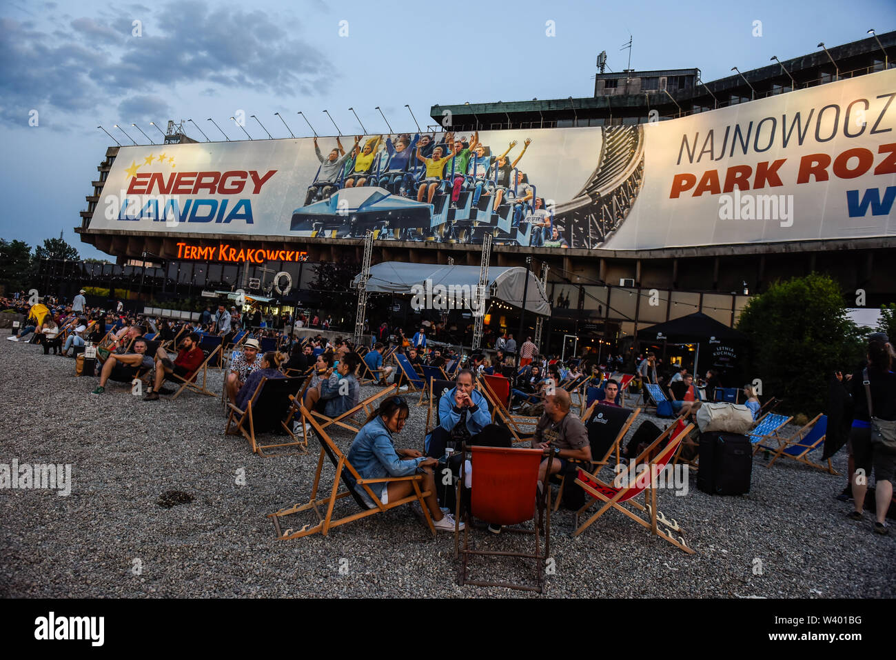 Le persone si sono riuniti presso l'ex Hotel Forum avente un drink, un eredità dell'epoca di ospitalità sovietica oggi operativo come un bar e nightclub sul lato del fiume Vistola a Cracovia.Old Town è elencato come un patrimonio mondiale dell UNESCO dal 1978. Foto Stock