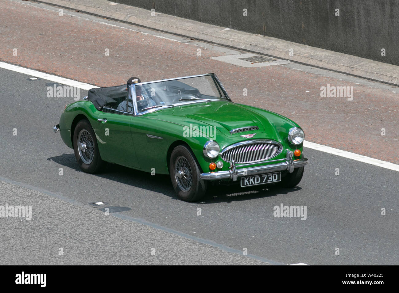 1966 60s 3000cc verde Austin Healey auto sportiva; Regno Unito traffico veicolare, trasporti, berline storici e auto veterane, in direzione sud sulla autostrada M6 a 3 corsie. Foto Stock