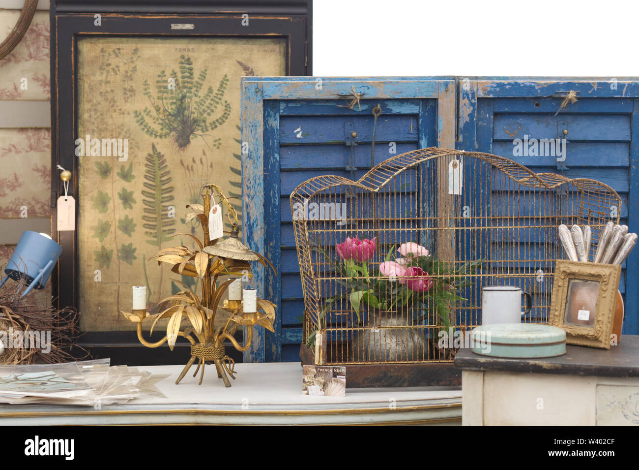 Vintage gabbia per uccelli e bric e brac. Foto Stock
