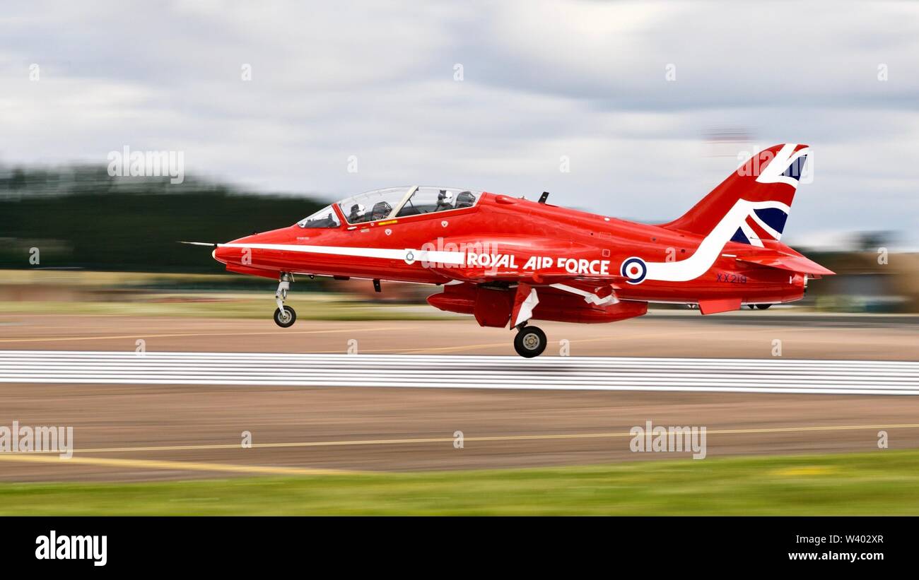 Royal Air Force Hawk T1una delle frecce rosse in atterraggio a RAF Fairford per il 2019 Royal International Air Tattoo Foto Stock