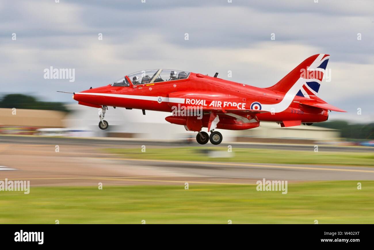 Royal Air Force Hawk T1una delle frecce rosse in atterraggio a RAF Fairford per il 2019 Royal International Air Tattoo Foto Stock