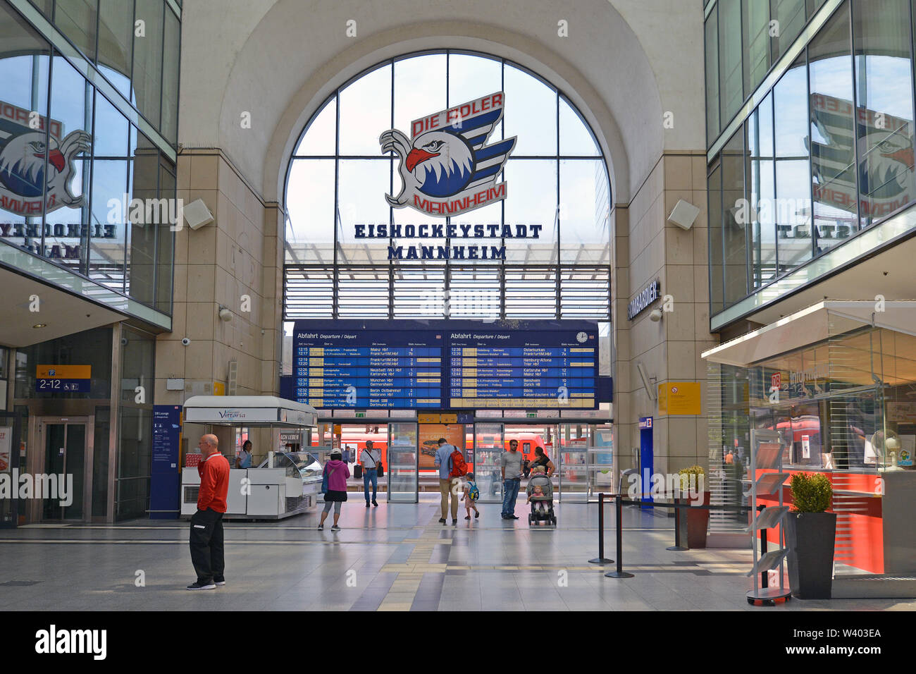 Mannheim, Germania - Luglio 2019: all'interno di Mannheim stazione principale con blu treno digitale orari di arrivo e partenza la tabella Foto Stock