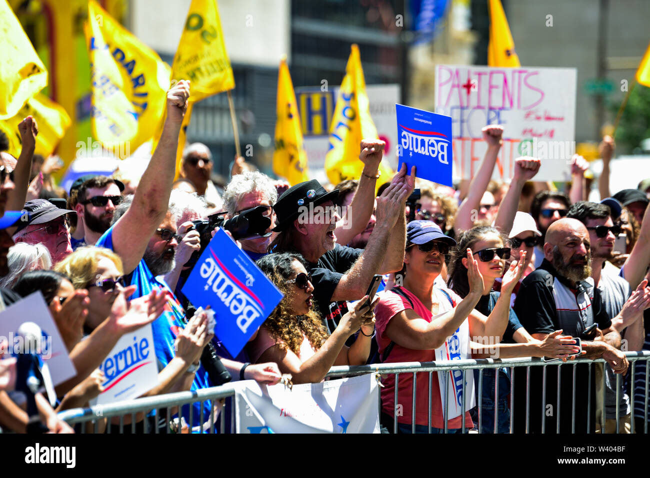 Philadelphia, Pennsylvania / STATI UNITI D'AMERICA. Una folla di sollevare i loro pugni in aria e tenere premuto Bernie segni. Il 15 luglio 2019. Photo credit: Chris Baker Evens. Foto Stock