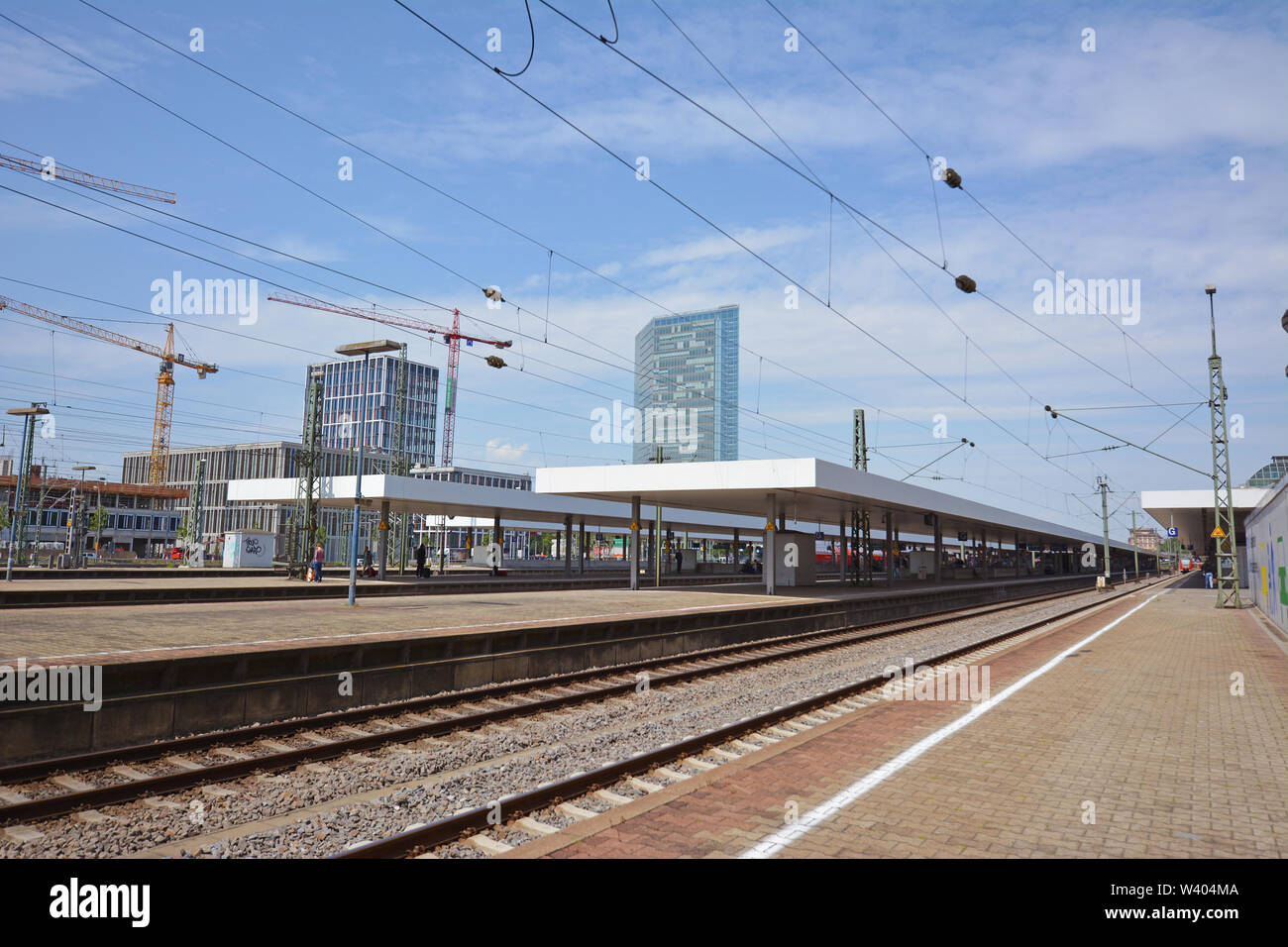 Mannheim, Germania - Luglio 2019: le vie e le piattaforme di Mannheim stazione ferroviaria principale sulla giornata estiva con cielo blu Foto Stock