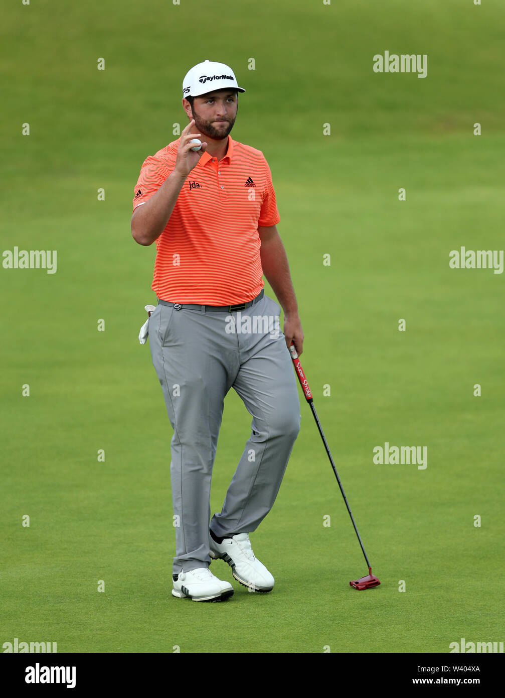 Spagna Jon Rahm riconosce il suo putt sul xviii durante il primo giorno del Campionato Open 2019 presso il Royal Portrush Golf Club. Foto Stock