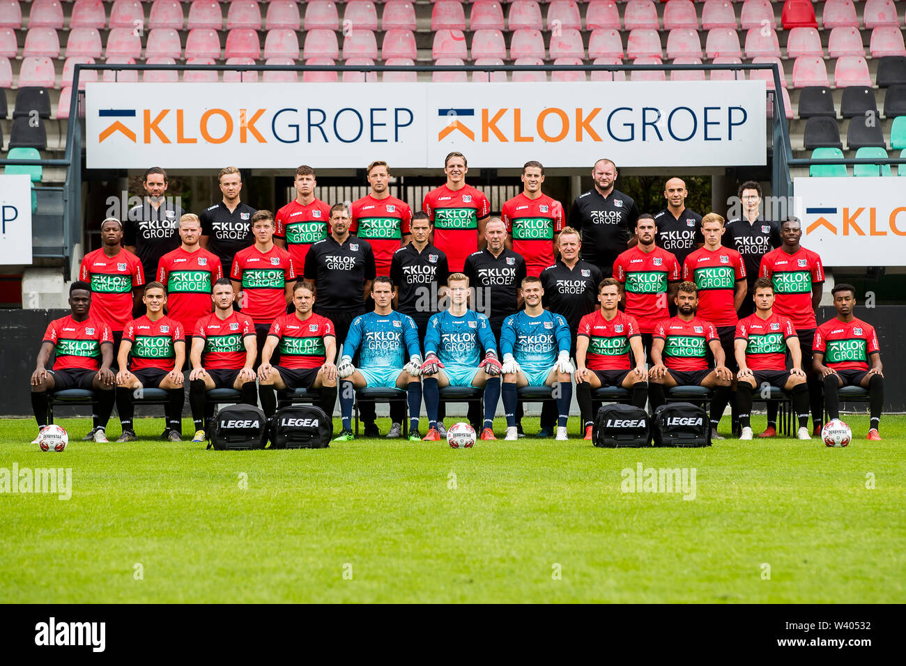 NIJMEGEN, photocall NEC, calcio, stagione 2019-2020, 16-07-2019, Stadio de Goffert, teamphoto NEC: (top-L-R), fisioterapista Rob van Hunnik, fisioterapista Reinier Looij, Frank Sturing, Rens van Eijden, Josef Kvida, Sven Braken, teammanager Muslu Nalbantoglu, materiali Dave Kelders, manager dati e innovazione Robin Huntjens, medio (L-R), Jonathan Okita, Mart Dijkstra, Ole Romeny, goalkeeperstrainer Gabor Babos, pullman Rogier Meijer, pullman Adrie Bogers, pullman Francois Gesthuizen, Mathias Bossaerts, Jellert Van Landschoot, Anthony Musaba, (SOTTO L-R), Terry Lartety Sanniez, Bart van Rooij, R Foto Stock