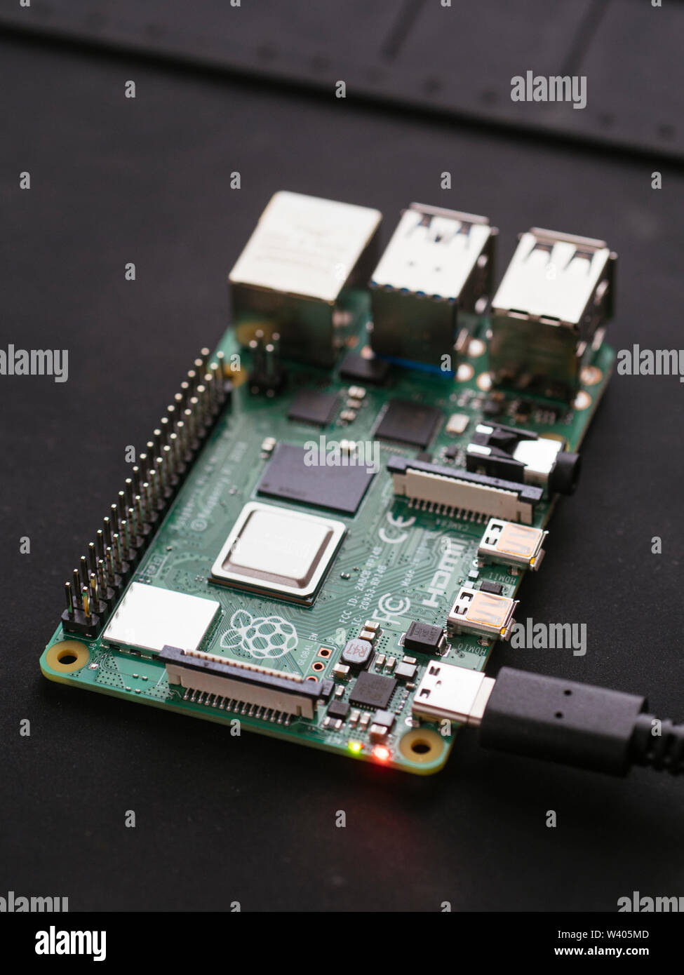 Lampone Pi 4 Modello B single-board computer (4 GB di RAM) su un nero anti-tappetino statico. Foto Stock