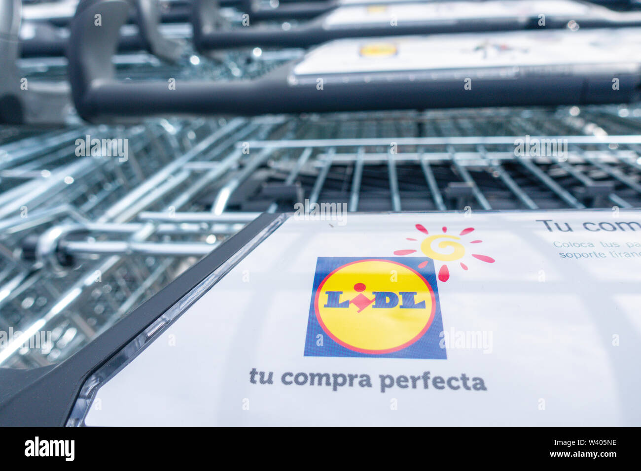 Finestrat, Spagna - 13 Marzo 2018. Emblema del logo del supermercato Lidl su carrelli di shopping. Lidl è un tedesco globale della catena di supermercati Foto Stock