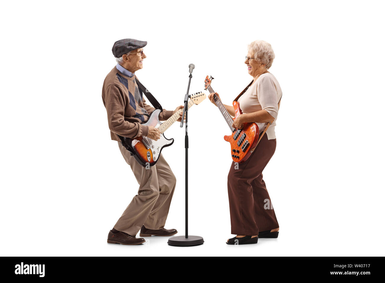 A piena lunghezza shot di un anziano uomo e donna la riproduzione di chitarre elettriche isolate su sfondo bianco Foto Stock