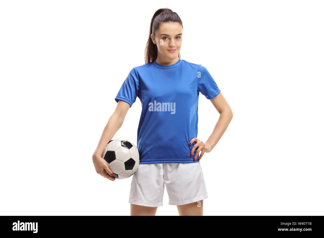 Femmina giocatore di calcio in posa con un calcio isolati su sfondo bianco Foto Stock