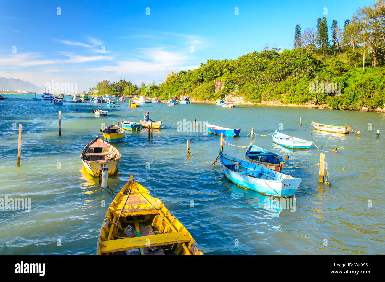 VILA VELHA , Brasile - 30 dicembre , 2016 ; ;barche di pescatori sulla spiaggia di Ribeiro in Vila Velha .stato di Espirito Santo ,Brasile . Foto Stock