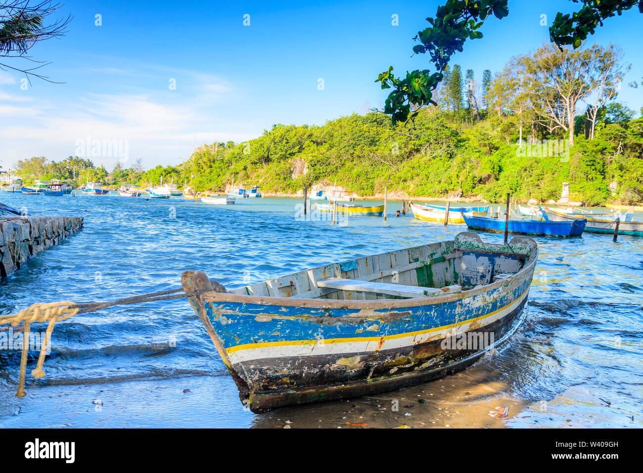 VILA VELHA , Brasile - 30 dicembre , 2016 ; ;barche di pescatori sulla spiaggia di Ribeiro in Vila Velha .stato di Espirito Santo ,Brasile . Foto Stock