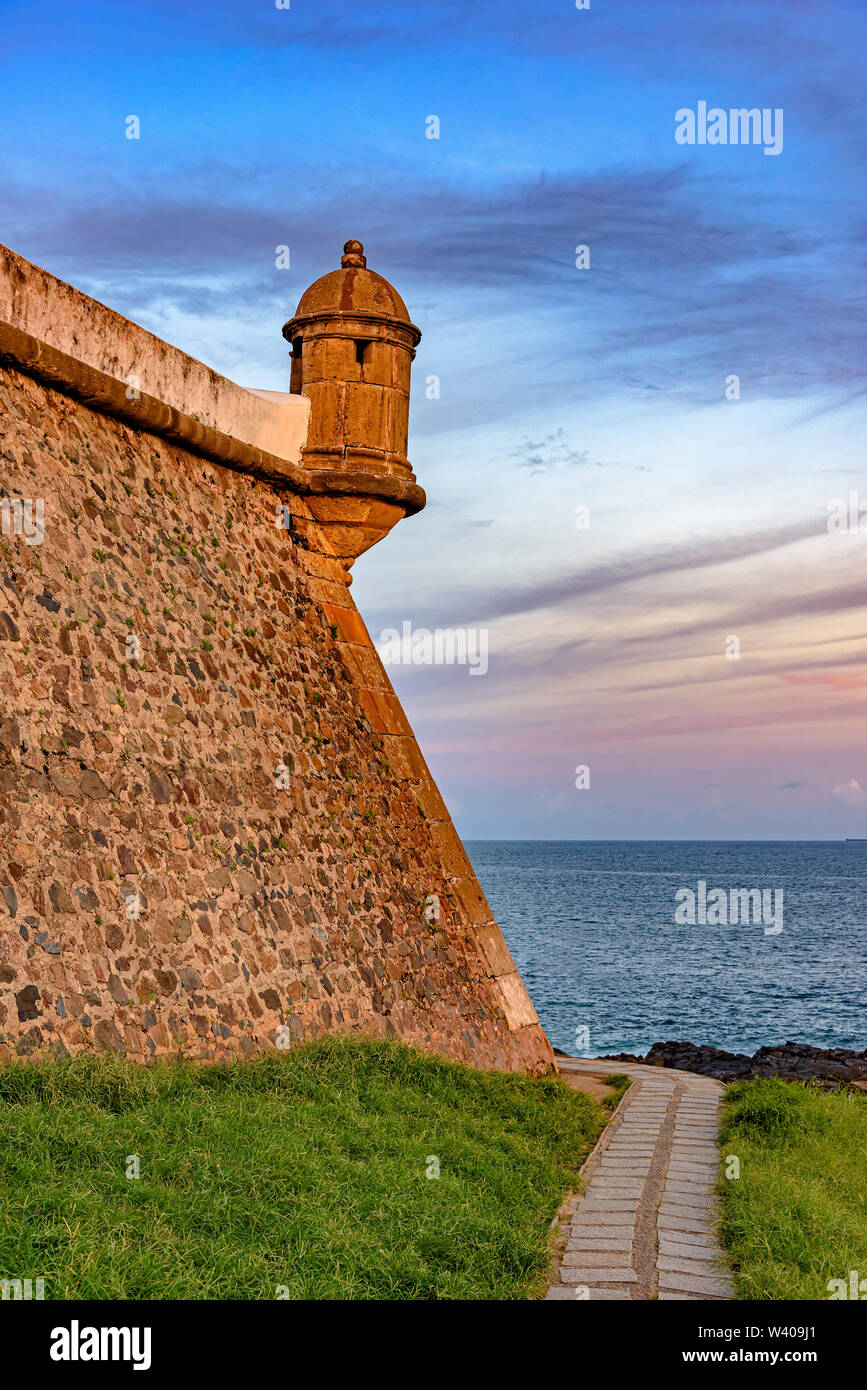 Casa di guardia e la parete della storica e famosa Farol da Barra fortificazione si trova a tutti i Saints Bay a Salvador de Bahia, Brasile, Foto Stock