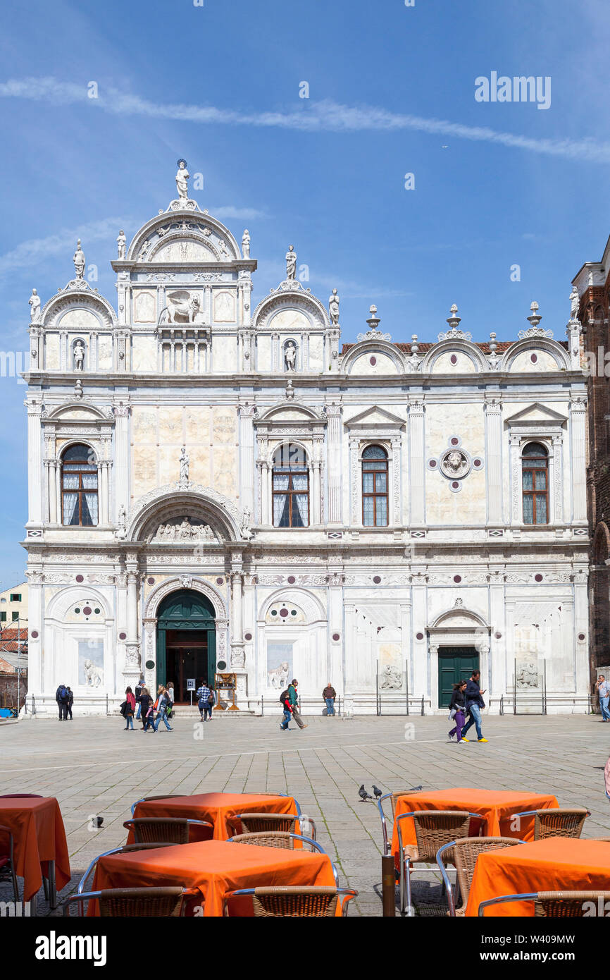 Colorato arancione ristorante tavoli di fronte alla Scuola Grande di San Marco, Campo dei Santi Giovanni e Paolo, Castello, Venezia, Italia, ora un ospedale Foto Stock