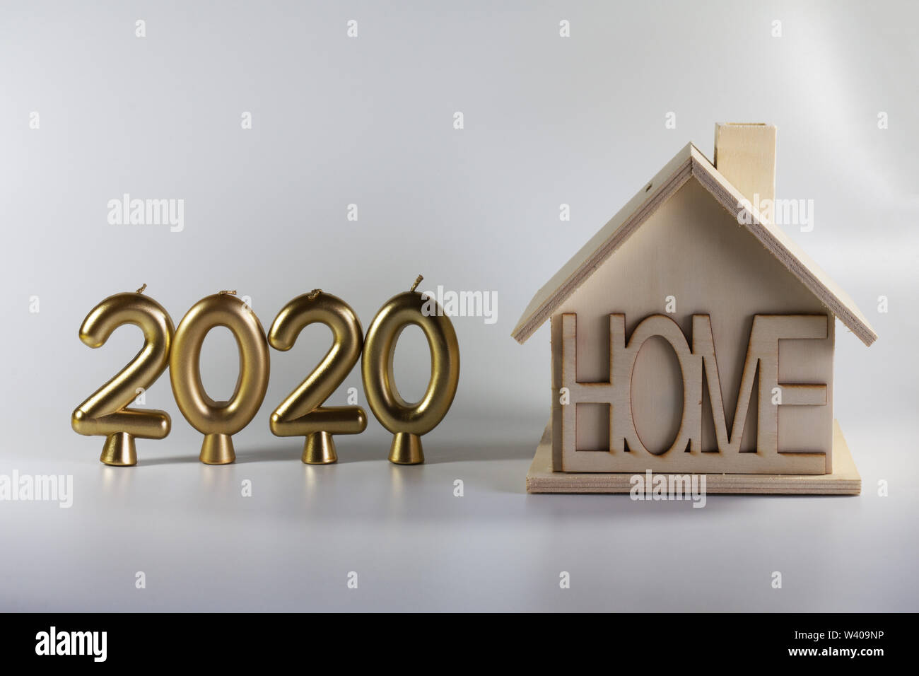 2020 Anno di candele e a casa casa in legno. Illustrazione per le cartoline e il nuovo anno. Foto Stock