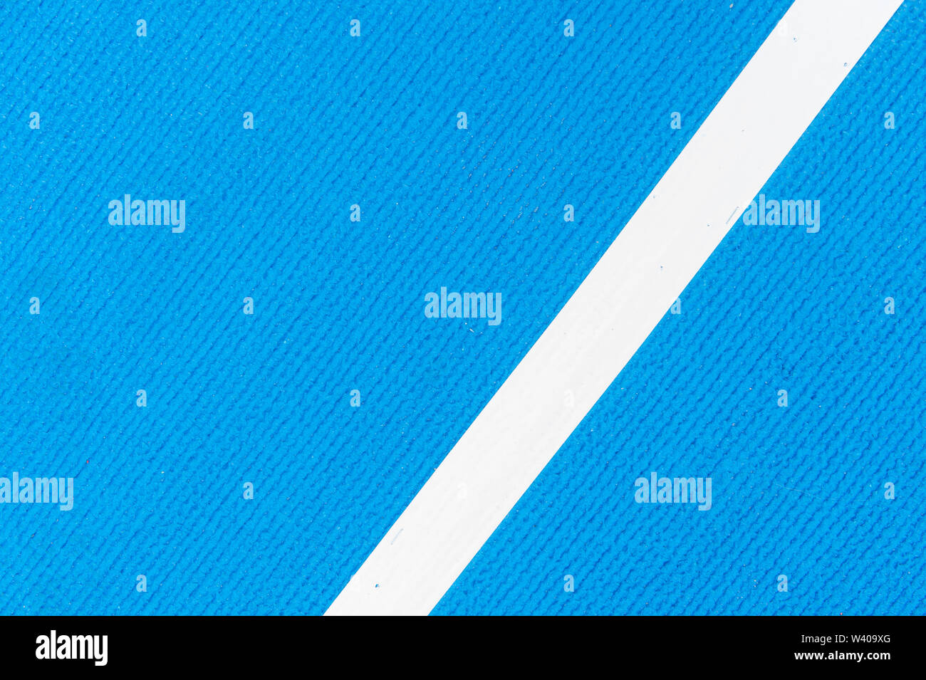 Blu acceso via gomma sintetica sull'athletic stadium. Foto Stock