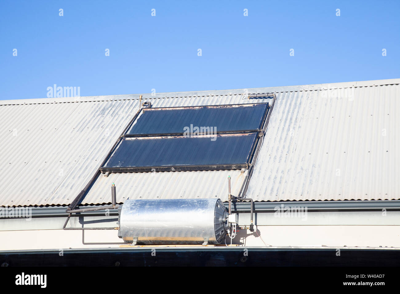 Montaggio sul tetto, tetto, solari domestici di acqua calda geyser con pannelli fotovoltaici e il convertitore, rinnovabile, sostenibile, alternativa, energia verde. Geys Foto Stock