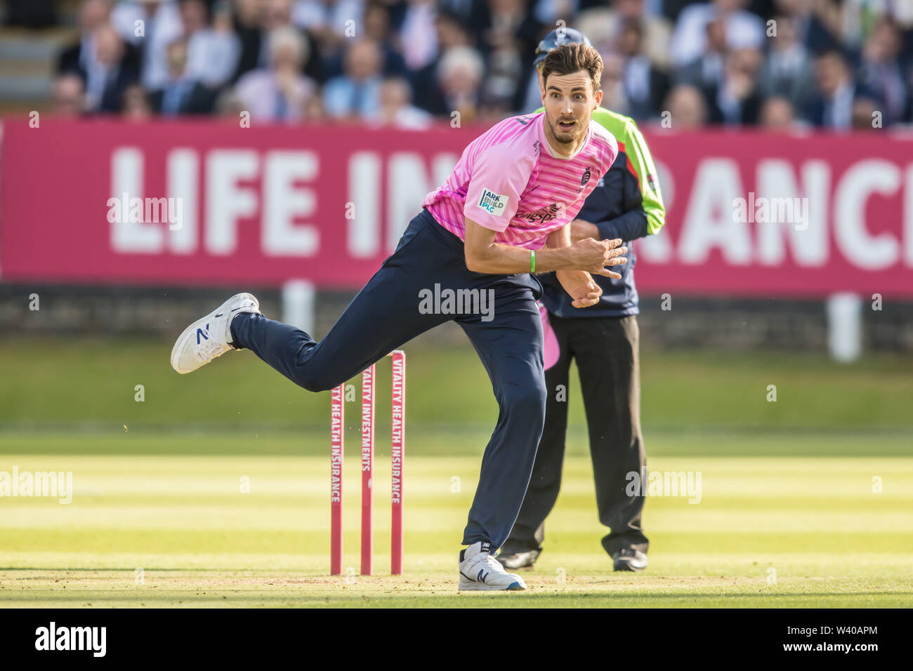 Londra, Regno Unito. 18 Luglio, 2019. Steve Finn bowling per la Middlesex contro Essex aquile nella vitalità di Blast T20 partita di cricket al Lords. David Rowe/Alamy Live News Foto Stock