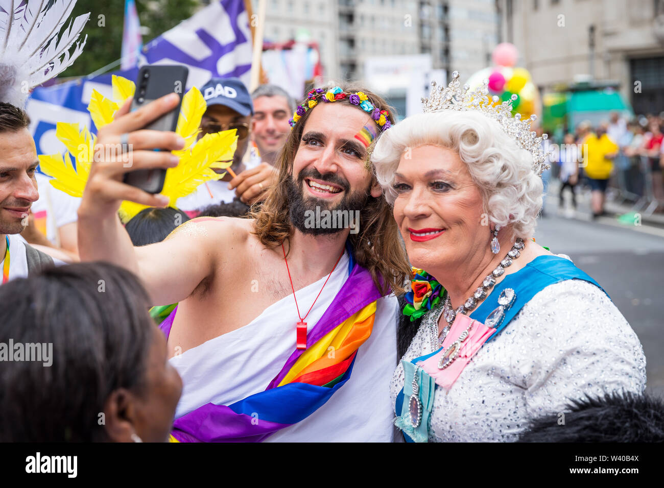 Gay Gesù prendendo un selfie con Elisabetta al Pride Foto Stock