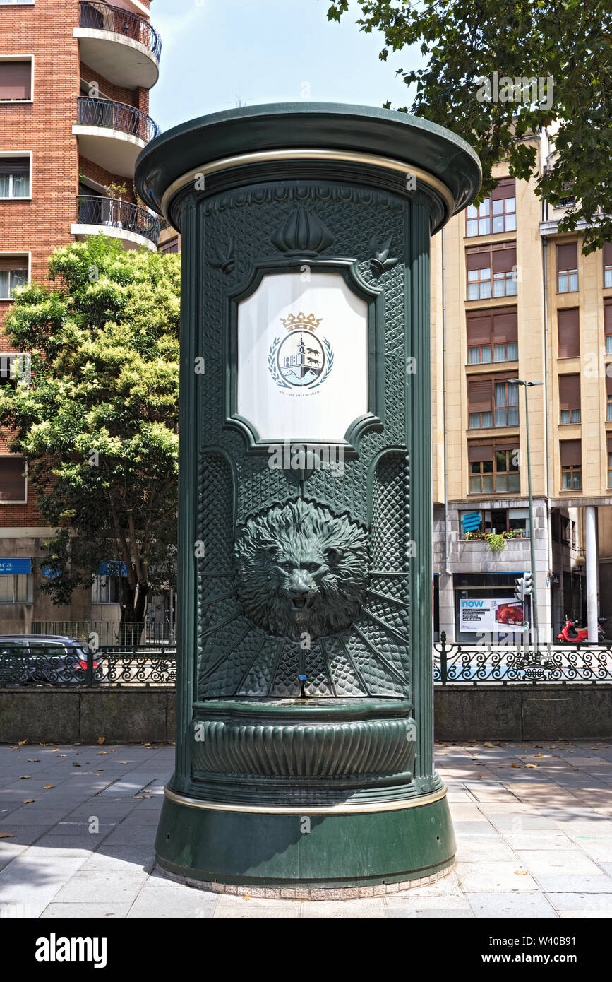 Ferro verde acqua potabile fontana con testa leone nel centro di bilbao Spagna Foto Stock