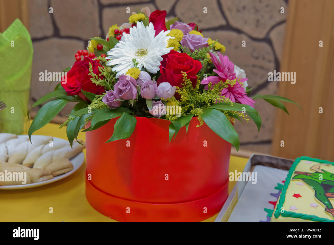 Romantico bianco e rosso , giallo, viola le rose in una confezione regalo rossa per posizionare il logo su sfondo giallo sta arrivando la primavera,la giornata internazionale della donna . Bea Foto Stock