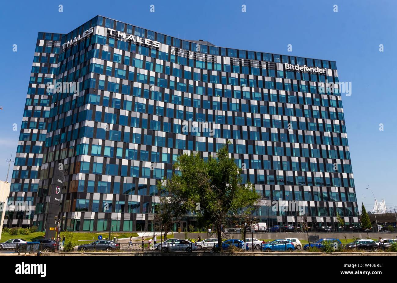 Bucarest, Romania - Luglio 18, 2019: la Thales e Bitdefender logo sono visibili sulla parte superiore delle torri Orhideea edificio, a Bucarest, in Romania. Foto Stock