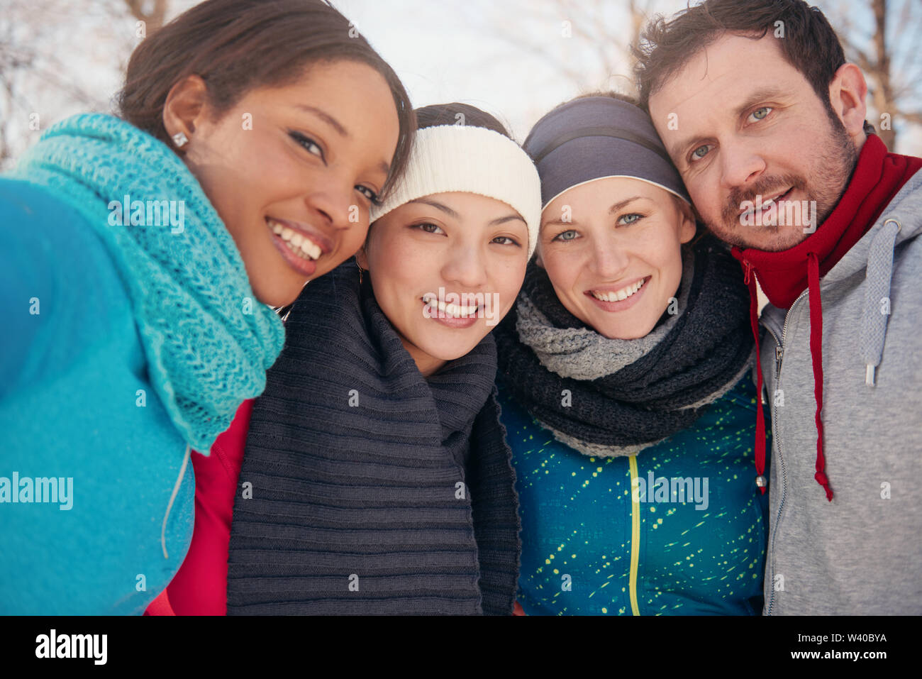 Gruppo di amici gustando nella neve in inverno Foto Stock