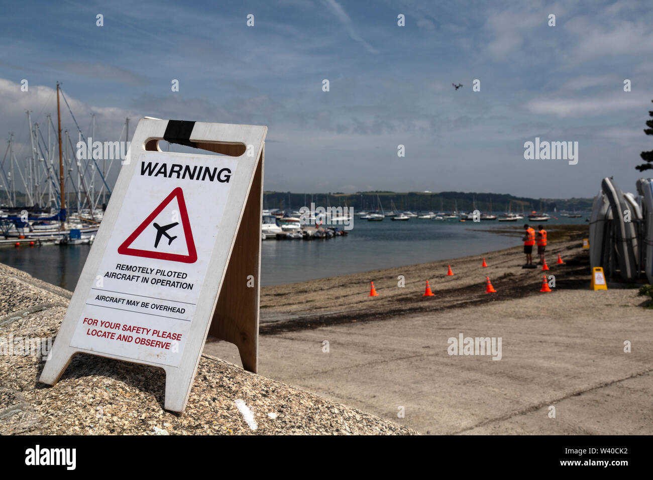 Segnale di avviso, allertare le persone per il fatto che un piccolo drone è utilizzato in una zona che può essere pericoloso. Myles, Fiume Fal estuario, Cornwall. Foto Stock