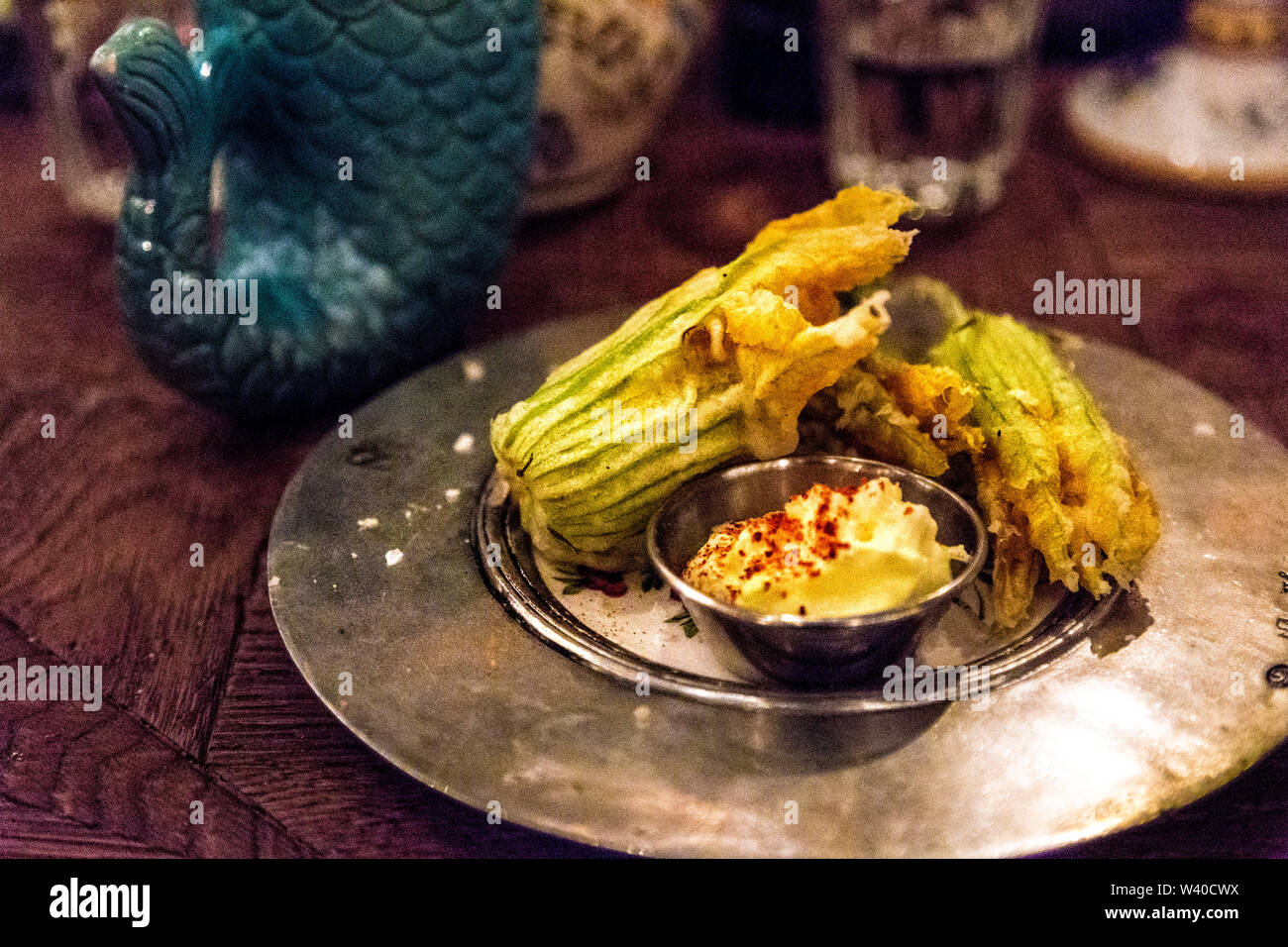 Fritte fiori di zucchina beignets con zafferano dip presso il Circolo popolare ristorante, Londra, Regno Unito Foto Stock