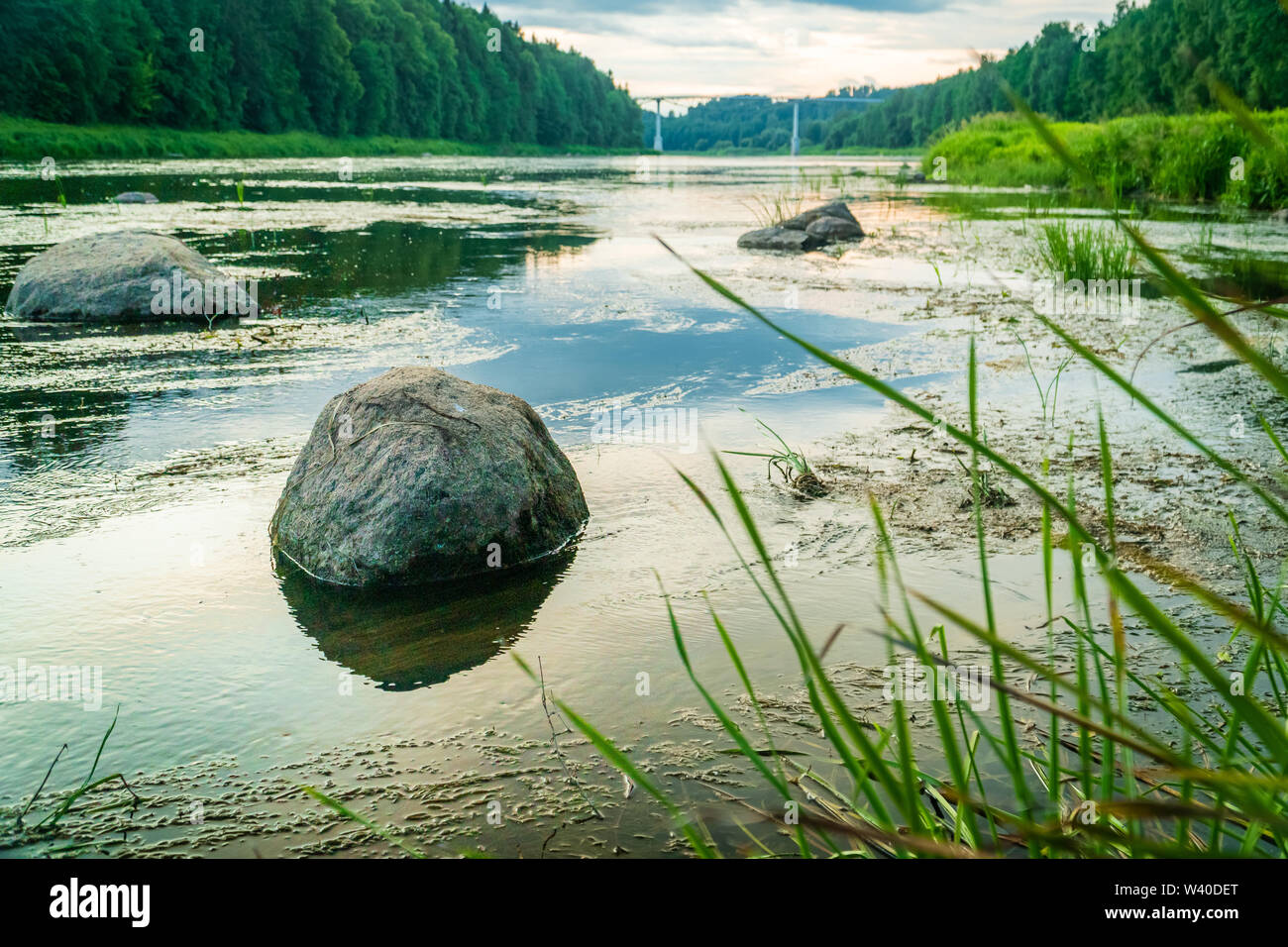 Pietra nel fiume di Nemunas con più lungo ponte pedonale in Alytus, Lituania Foto Stock