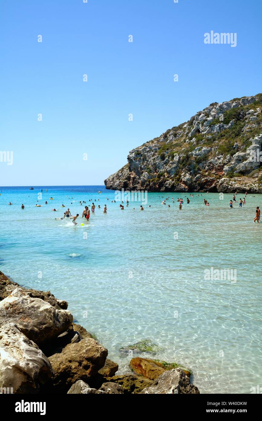 La spiaggia e la baia di Cala en Porter su un caldo e suuny giorno, Minorca isole Baleari Spagna Europa UE Foto Stock