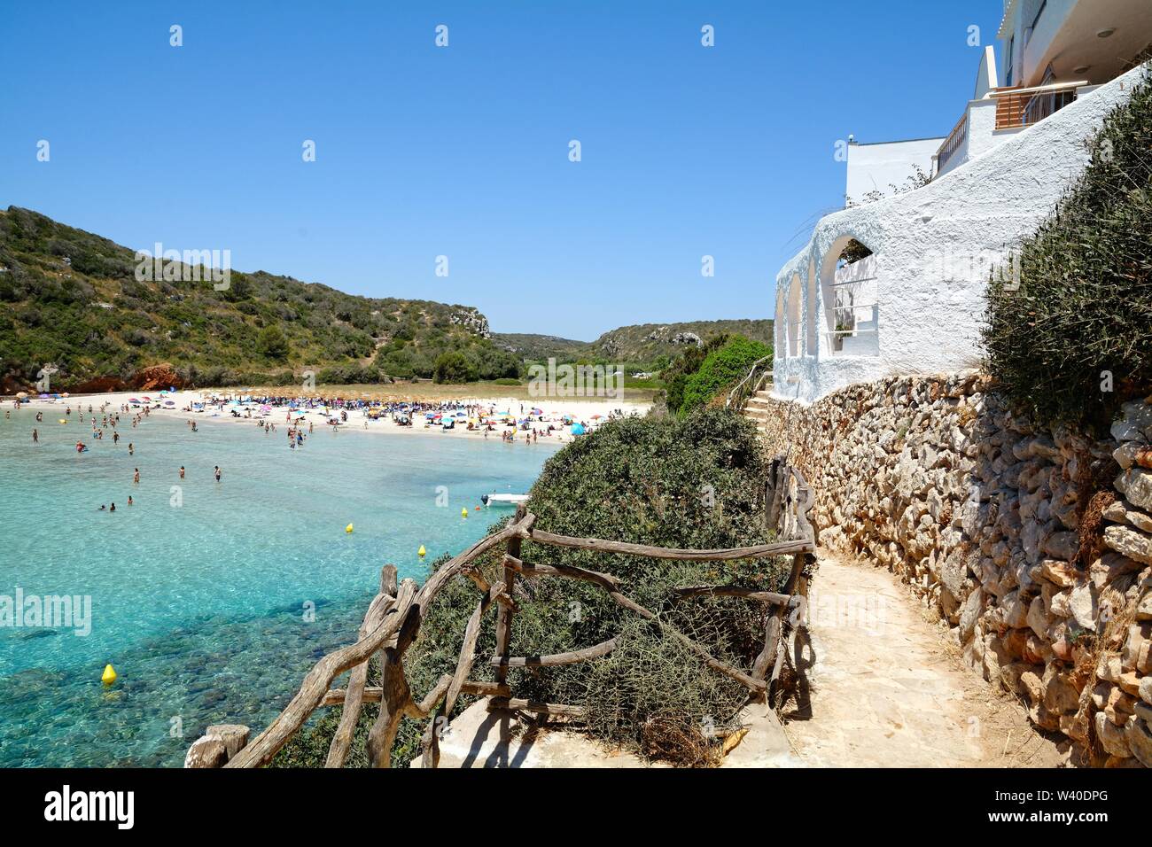 La spiaggia e la baia di Cala en Porter su un caldo e suuny giorno, Minorca isole Baleari Spagna Europa UE Foto Stock