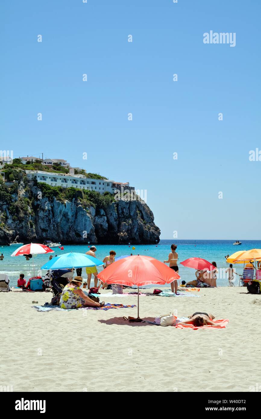 La spiaggia e la baia di Cala en Porter su una calda e soleggiata giornata, Minorca isole Baleari Spagna Europa UE Foto Stock