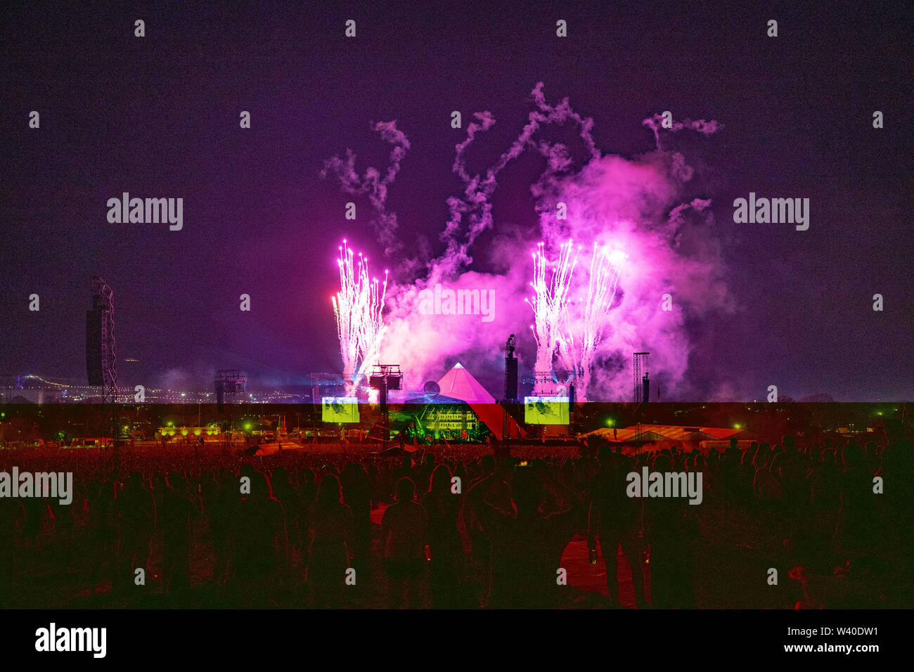 Pilton, UK. Venerdì 28 Giugno 2019. Fuochi d'artificio illuminano la fase della piramide come Stormzy esegue la sua notizia impostato sulla fase della piramide di Glastonbury Festival presso l'azienda agricola degna in Pilton,© Jason Richardson / Alamy Live News Foto Stock