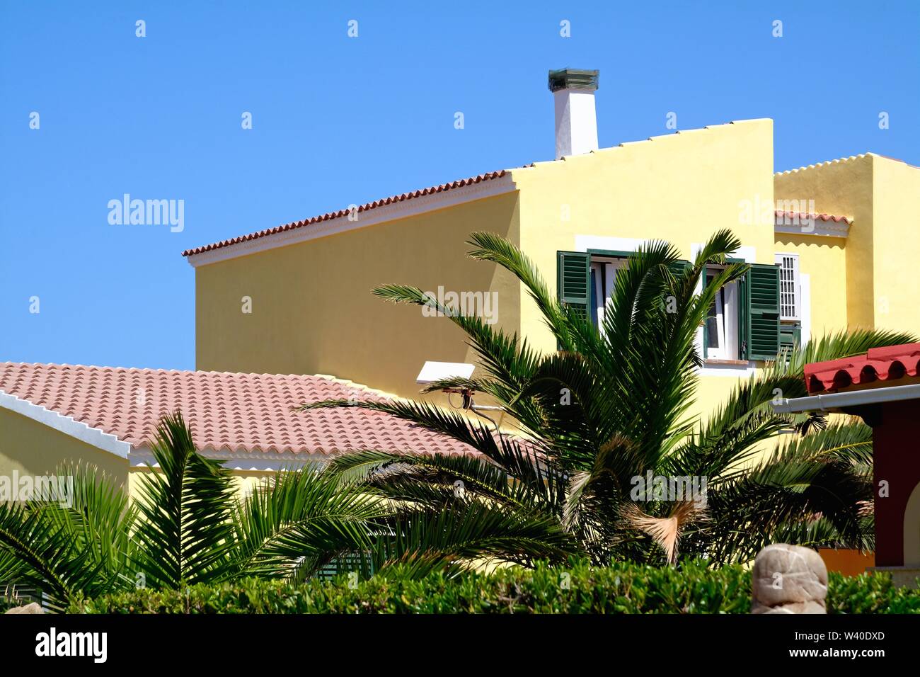 Forme astratte formata da moderno Spagnolo case in presenza di intensa luce solare , Cala Blanca Minorca isole Baleari Spagna Europa Foto Stock