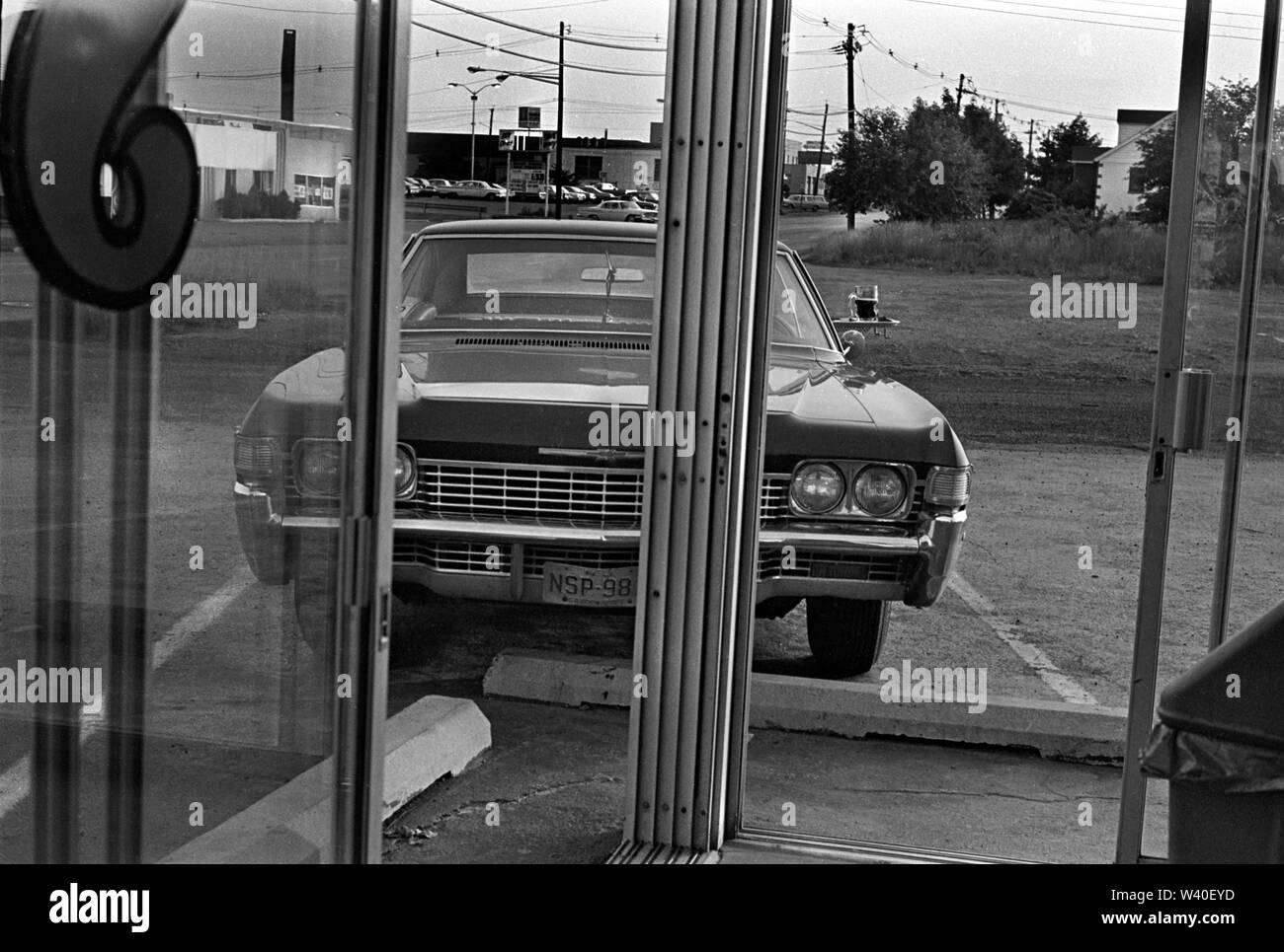Guidare in sessanta fast food ristorante, piccolo tavolo fissato alla porta della macchina quando arriva l'ordine. New Brunswick, New Jersey. 1969, STATI UNITI D'AMERICA 60s NOI HOMER SYKES Foto Stock
