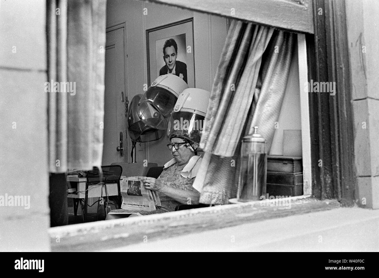 Donna che legge il giornale in un salone di bellezza asciugacapelli Manhattan, New York. 1969, STATI UNITI D'AMERICA 60s NOI HOMER SYKES Foto Stock