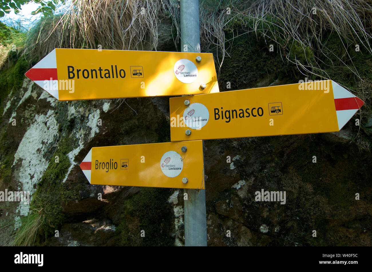 Alcune escursioni sentiero segno catturato nel villaggio di Bignasco nella bellissima Valle Maggia in Ticino, Svizzera Foto Stock
